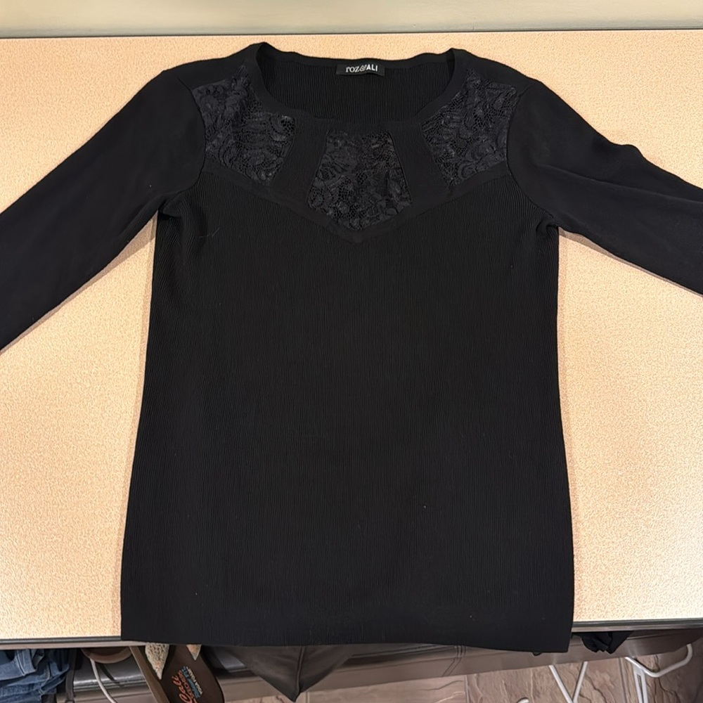 Roz & Ali black sweater top excellent condition